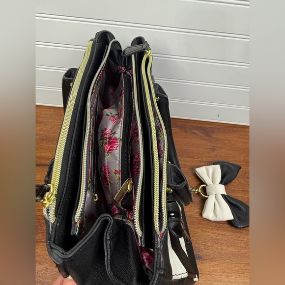 Betsey Johnson black & white shoulder chevron handbag purse with bow accent. - Picture 11 of 13